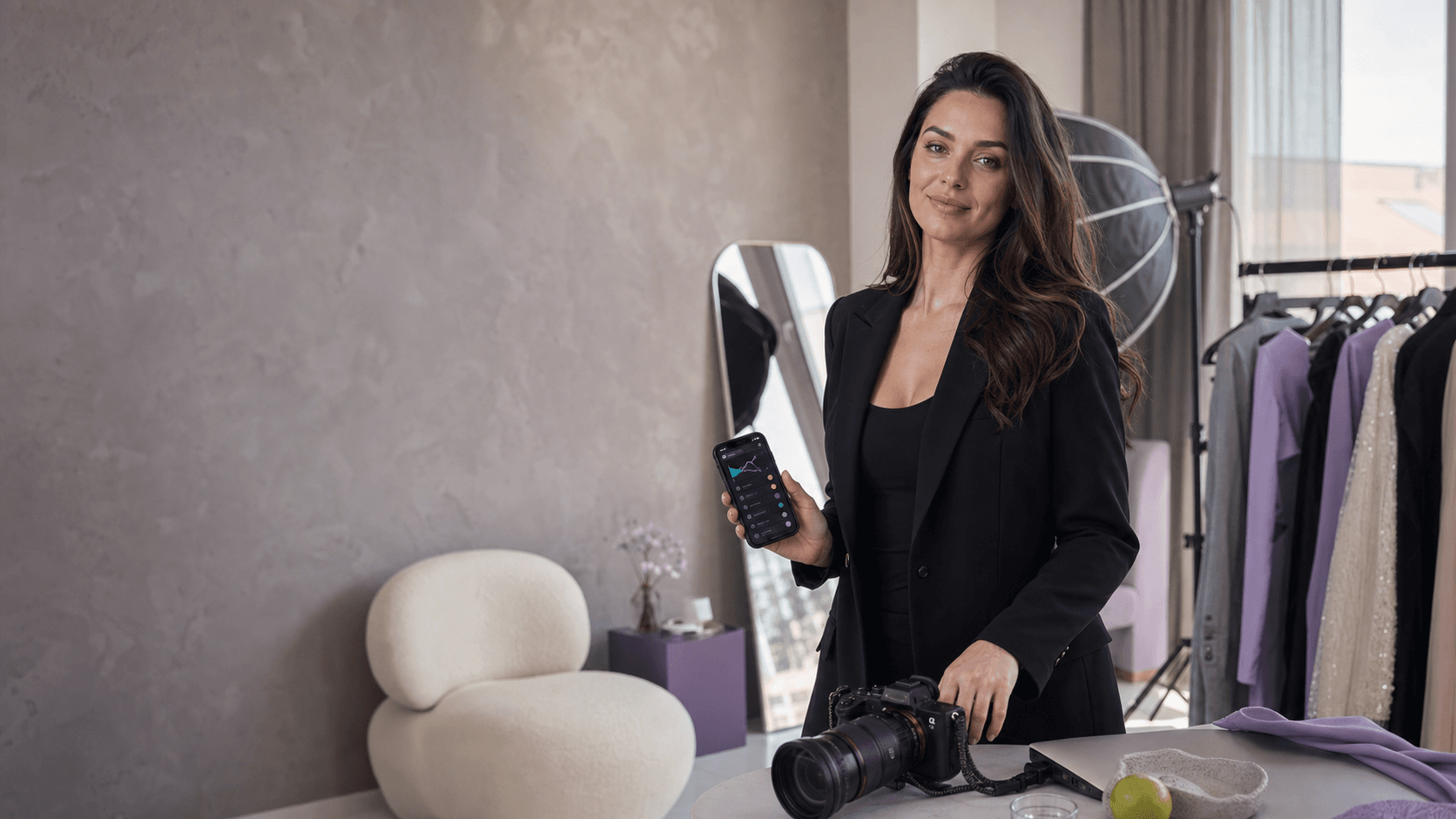 Fikcionalna OnlyFans kreatorica u profesionalnom content studiju